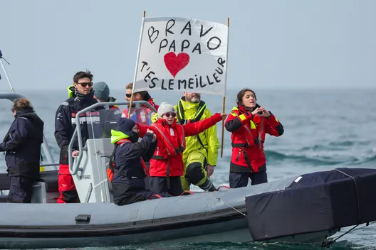 LES SABLES D'OLONNE, FRANCE - 04 MARS 2025 : Nexans - Le skipper de Wewise Fabrice Amedeo (FRA) est félicité par ses amis et partenaires après avoir pris la 32ème place du Vendée Globe, le 04 mars 2025 aux Sables d'Olonne, France - (Photo by Jean-Marie Liot / Alea)