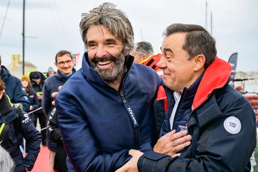 LES SABLES D'OLONNE, FRANCE - 08 MARS 2025 : Le skipper de D'Ieteren Group Denis Van Weynbergh (BEL) est félicité par Alain Leboeuf (Président SAEM Vendée) après avoir pris la dernière place du Vendée Globe, 1 jour après que la ligne d'arrivée ait été fermée sportivement, donc non classée, le 08 mars 2025 aux Sables d'Olonne, France - (Photo by Olivier Blanchet / Alea)