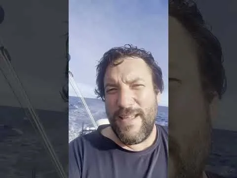 Est-ce que vous voulez qu'Antoine se coupe les cheveux  ? | Vendée Globe 2024