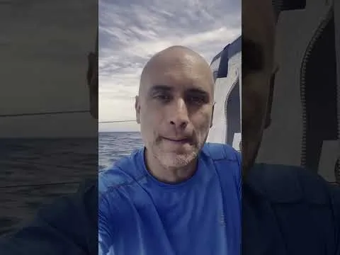 Nouvelle coupe de cheveux pour Fabrice Amedeo | Vendée Globe 2024