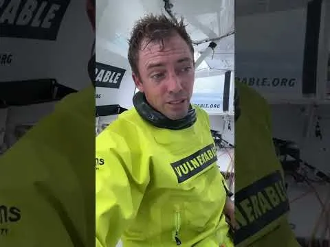 Un J2 en lambeaux pour Thomas Ruyant | Vendée Globe 2024