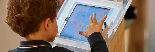 Un enfant sur le village du Vendée Globe