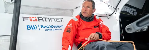 LORIENT, FRANCE - 15 JUILLET 2024 : Le skipper de Fortinet - Best Western Romain Attanasio (FRA) à l'entraînement, le 15 juillet 2024 à Lorient, France. (Photo par Adrien Nivet / polaRYSE)