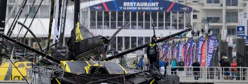 LES SABLES D'OLONNE, FRANCE - 17 OCTOBRE 2024 : Alan Roura (SUI), skipper de Hublot, et son équipage arrivent au ponton avant le départ du Vendée Globe, le 17 octobre 2024 aux Sables d'Olonne, France - (Photo by Olivier Blanchet / Alea)