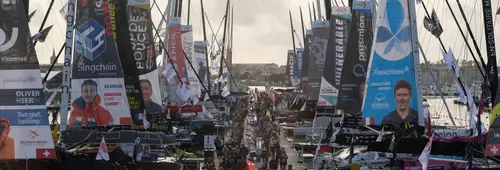 LES SABLES D'OLONNE, FRANCE - 19 OCTOBRE 2024 : Le public est photographié sur les pontons du village du Vendée Globe, le 19 octobre 2024 aux Sables d'Olonne, France - (Photo by Vincent Curutchet / Alea)