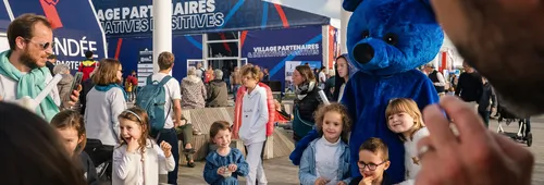 LES SABLES D'OLONNE, FRANCE - 19 OCTOBRE 2024 : Le public et les animations du village sont photographiés lors du pré-départ du Vendée Globe, le 19 octobre 2024 aux Sables d'Olonne, France - (Photo by Jean-Louis Carli / Alea)