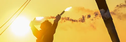 LES SABLES D'OLONNE, FRANCE - 14 JANVIER 2025 : Charlie Dalin (FRA), skipper de MACIF Santé Prévoyance, est photographié en train de fêter avec des fusées éclairantes sa victoire sur le Vendée Globe, le 14 janvier 2025 aux Sables d'Olonne, France - (Photo Jean-Louis Carli / Alea)
