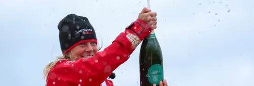 LES SABLES D'OLONNE, FRANCE - 30 JANVIER 2025 : Le skipper d'Initiatives-Cœur Sam Davies (GBR) fête au champagne sa 13e place dans le Vendée Globe, le 30 janvier 2025 aux Sables d'Olonne, France - (Photo by Lloyd Images / Alea)