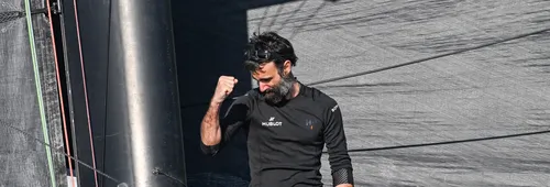 LES SABLES D'OLONNE, FRANCE - 03 FEVRIER 2025 : Alan Roura (SUI), skipper de Hublot, est photographié après avoir pris la 18e place du Vendée Globe, le 03 février 2025 aux Sables d'Olonne, France - (Photo by Vincent Curutchet / Alea)