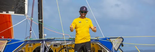 LE MARIN, MARTINIQUE - 12 FEVRIER 2025 : Arnaud Boissières (FRA), skipper de La Mie Caline, arrive au Marin, Martinique, sous gréement de fortune après un démâtage lors du Vendée Globe, le 12 février 2025 aux Sables d'Olonne, France - (Photo Marc Marsillon / Vendée Globe)
