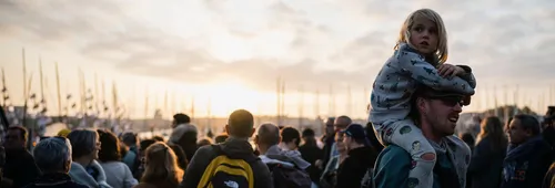 LES SABLES D'OLONNE, FRANCE - 9 NOVEMBRE 2024 : Le public est photographié au coucher du soleil lors du pré-départ du Vendée Globe, le 9 novembre 2024 aux Sables d'Olonne, France - (Photo by Jean-Louis Carli / Alea)