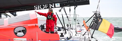 LES SABLES D'OLONNE, FRANCE - 08 MARS 2025 : Le skipper de D'Ieteren Group Denis Van Weynbergh (BEL) est photographié à la dernière place du Vendée Globe, 1 jour après que la ligne d'arrivée ait été fermée sportivement, donc non classée, le 08 mars 2025 aux Sables d'Olonne, France - (Photo by Vincent Curutchet / Alea)