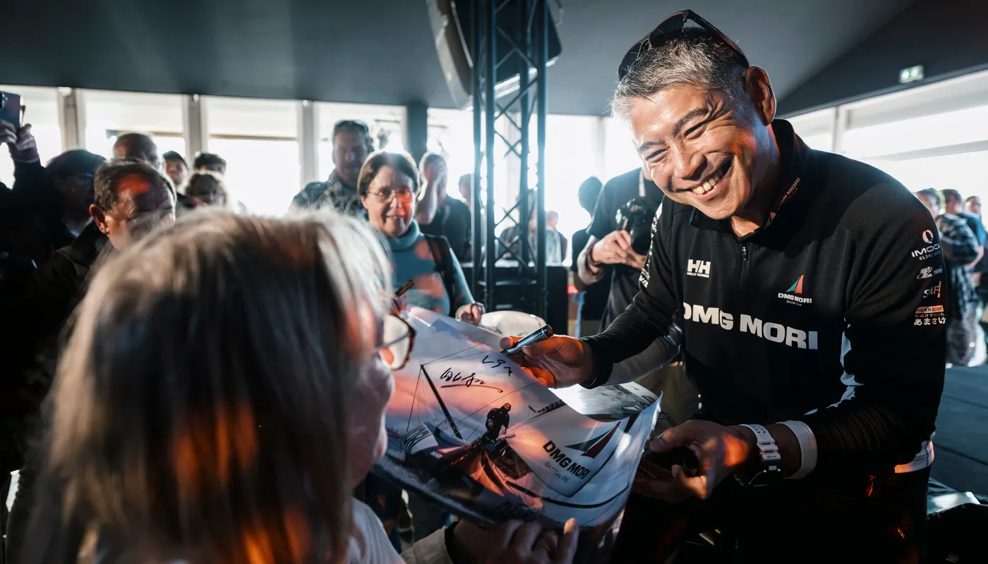 LES SABLES D'OLONNE, FRANCE - 5 NOVEMBRE 2024 : Le skipper de DMG MORI Global One, Kojiro Shiraishi (JAP), signe des autographes lors du pré-départ du Vendée Globe, le 5 novembre 2024 aux Sables d'Olonne, France - (Photo by Olivier Blanchet / Alea)