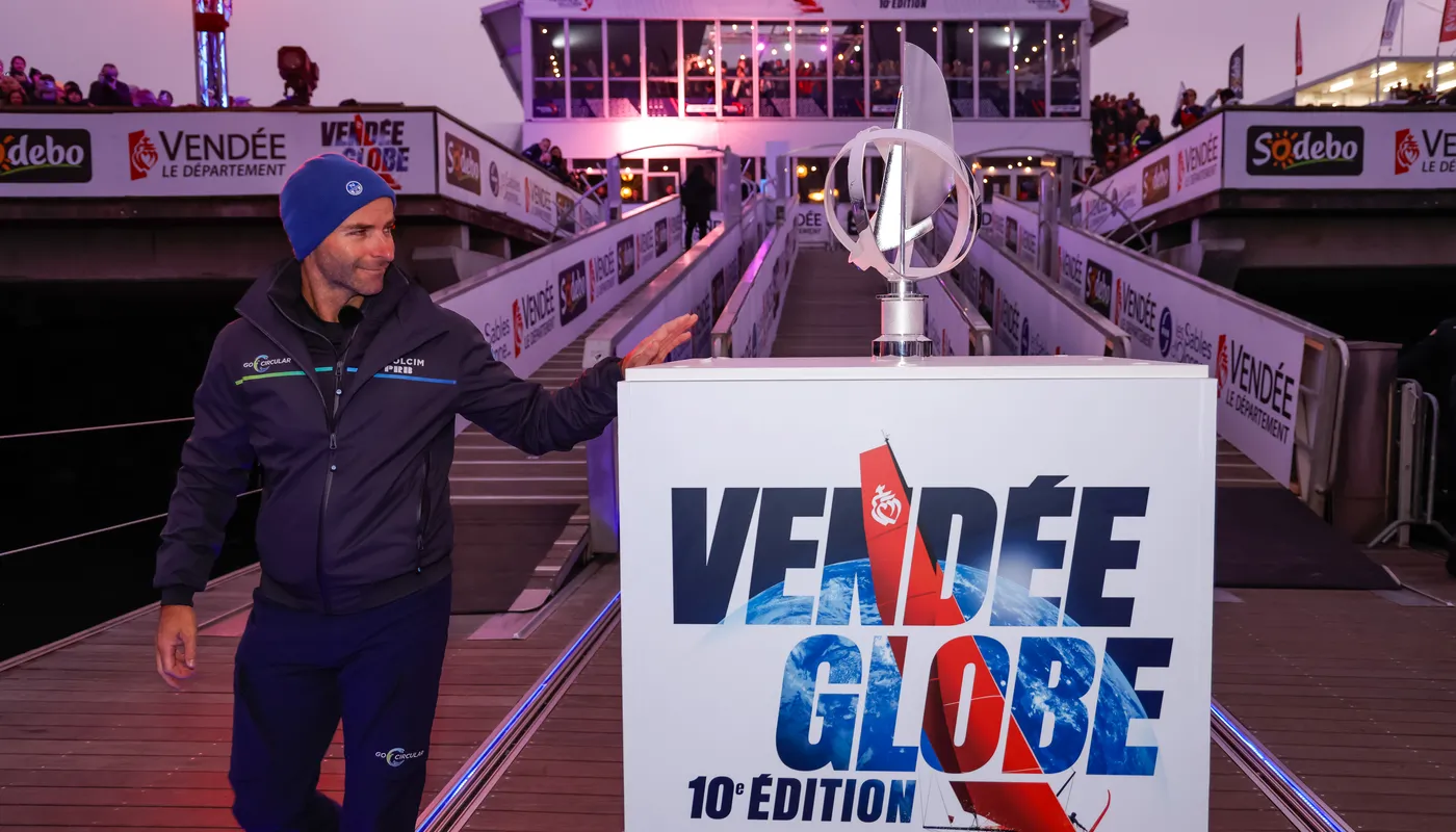 LES SABLES D'OLONNE, FRANCE - 10 NOVEMBRE 2024 : Les 40 concurrents IMOCA sont photographiés avant la ligne de départ de la 10e édition du Vendée Globe, le 10 novembre 2024 aux Sables d'Olonne, France. (Photo par Anne Beauge / Alea)