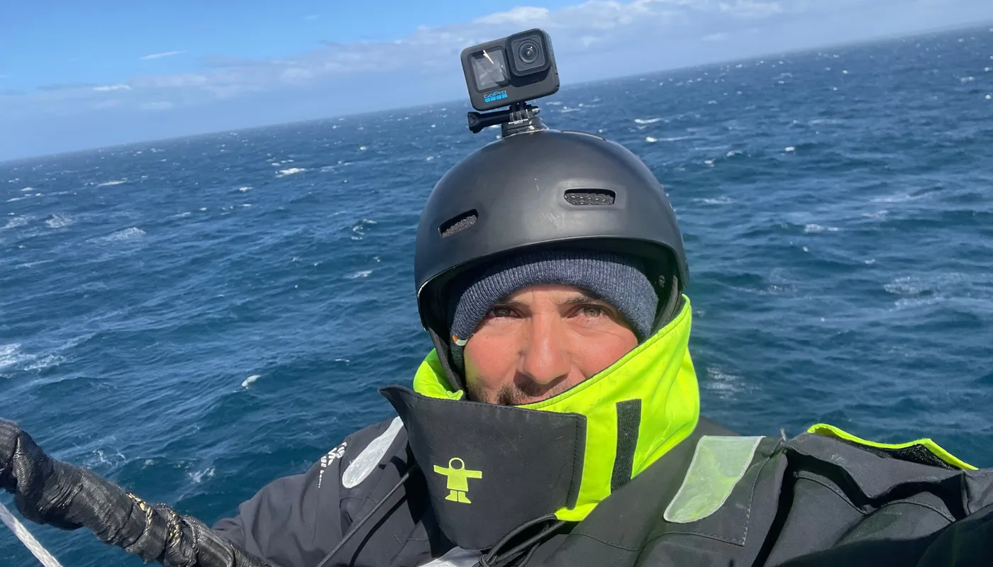 COURSE, 05 DÉCEMBRE 2024 : Photo envoyée depuis le bateau Freelance.com lors de la course à la voile du Vendée Globe le 05 décembre 2024. (Photo du skipper Guirec Soudée) Homme dans le mât