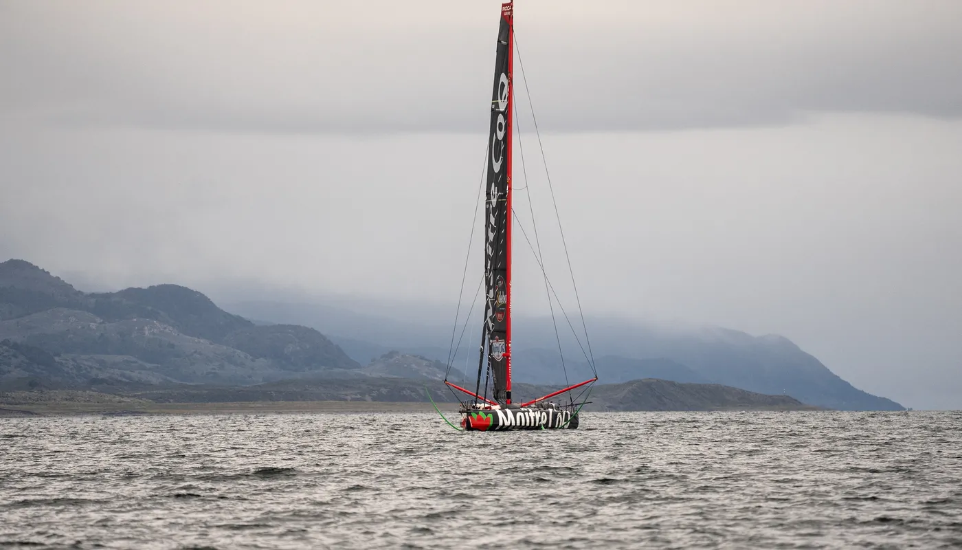 USHUAIA , 30 DÉCEMBRE 2024 : Photo du bateau Maître CoQ V skipper Yannick Bestaven (FRA) arrivant à Ushuaia, Argentine, après avoir abandonné la course à la voile du Vendée Globe pour un problème technique le 30 décembre 2024. (Photo par Vendee Globe)