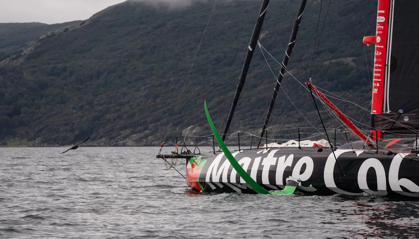 USHUAIA , 30 DÉCEMBRE 2024 : Photo du bateau Maître CoQ V skipper Yannick Bestaven (FRA) arrivant à Ushuaia, Argentine, après avoir abandonné la course à la voile du Vendée Globe pour un problème technique le 30 décembre 2024. (Photo par Vendee Globe)