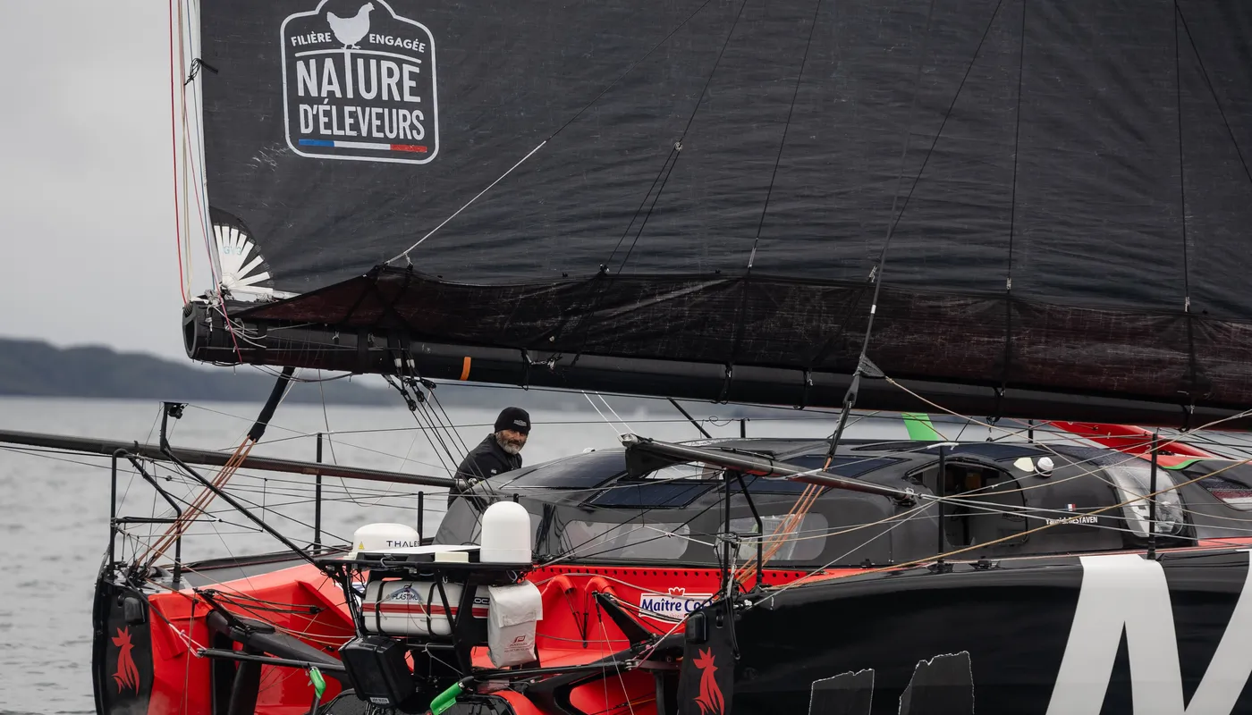 USHUAIA , 30 DÉCEMBRE 2024 : Photo du bateau Maître CoQ V skipper Yannick Bestaven (FRA) arrivant à Ushuaia, Argentine, après avoir abandonné la course à la voile du Vendée Globe pour un problème technique le 30 décembre 2024. (Photo par Vendee Globe)