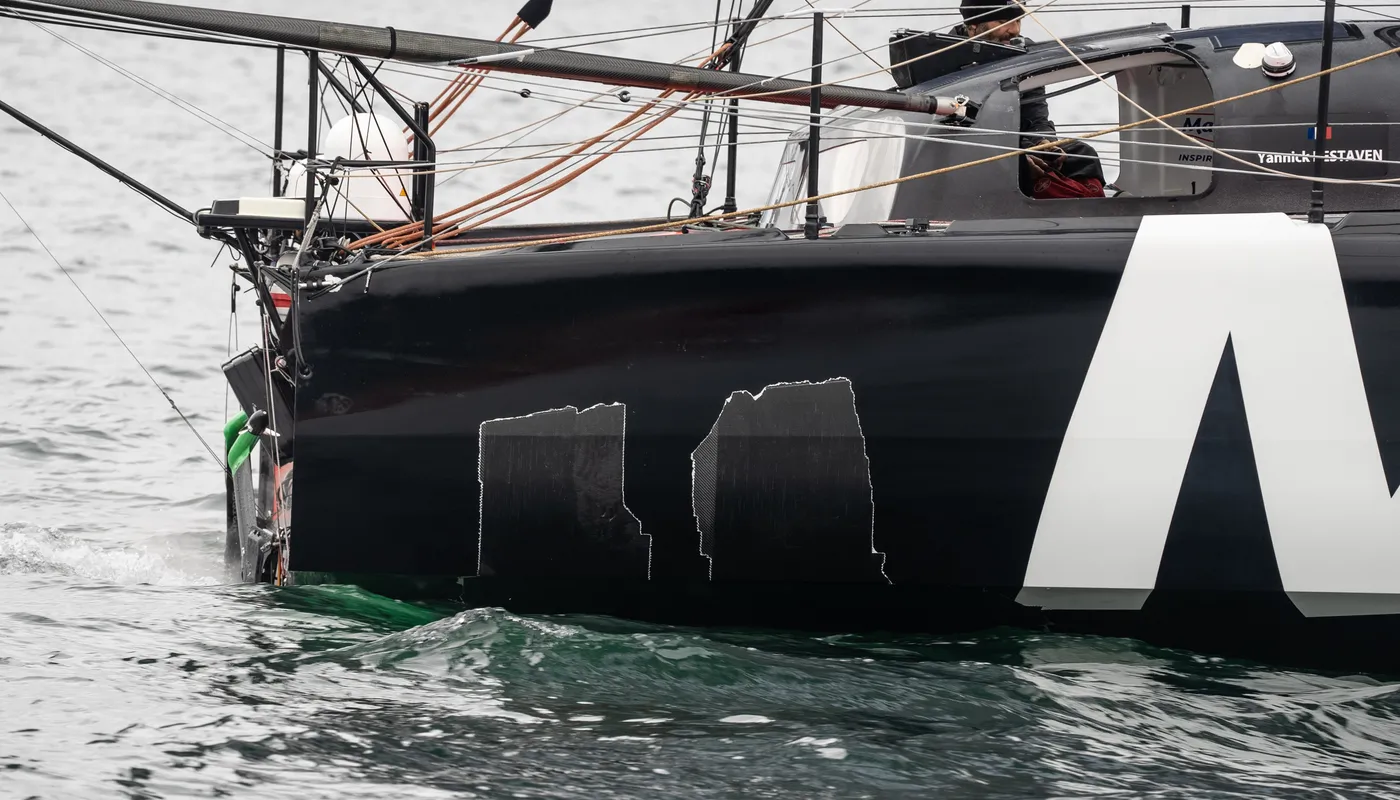 USHUAIA , 30 DÉCEMBRE 2024 : Photo du bateau Maître CoQ V skipper Yannick Bestaven (FRA) arrivant à Ushuaia, Argentine, après avoir abandonné la course à la voile du Vendée Globe pour un problème technique le 30 décembre 2024. (Photo par Vendee Globe)