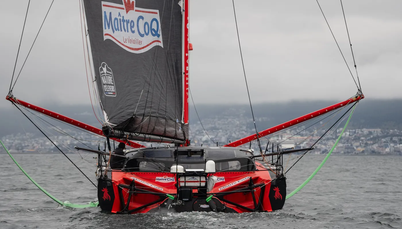 USHUAIA , 30 DÉCEMBRE 2024 : Photo du bateau Maître CoQ V skipper Yannick Bestaven (FRA) arrivant à Ushuaia, Argentine, après avoir abandonné la course à la voile du Vendée Globe pour un problème technique le 30 décembre 2024. (Photo par Vendee Globe)