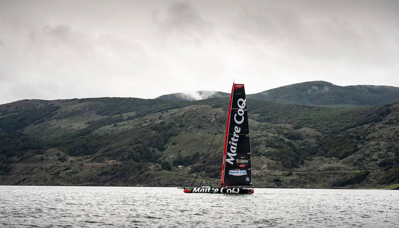 USHUAIA , 30 DÉCEMBRE 2024 : Photo du bateau Maître CoQ V skipper Yannick Bestaven (FRA) arrivant à Ushuaia, Argentine, après avoir abandonné la course à la voile du Vendée Globe pour un problème technique le 30 décembre 2024. (Photo par Vendee Globe)