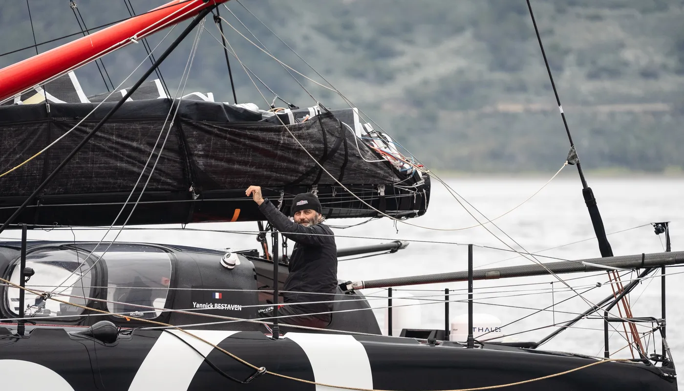 USHUAIA , 30 DÉCEMBRE 2024 : Photo du bateau Maître CoQ V skipper Yannick Bestaven (FRA) arrivant à Ushuaia, Argentine, après avoir abandonné la course à la voile du Vendée Globe pour un problème technique le 30 décembre 2024. (Photo par Vendee Globe)