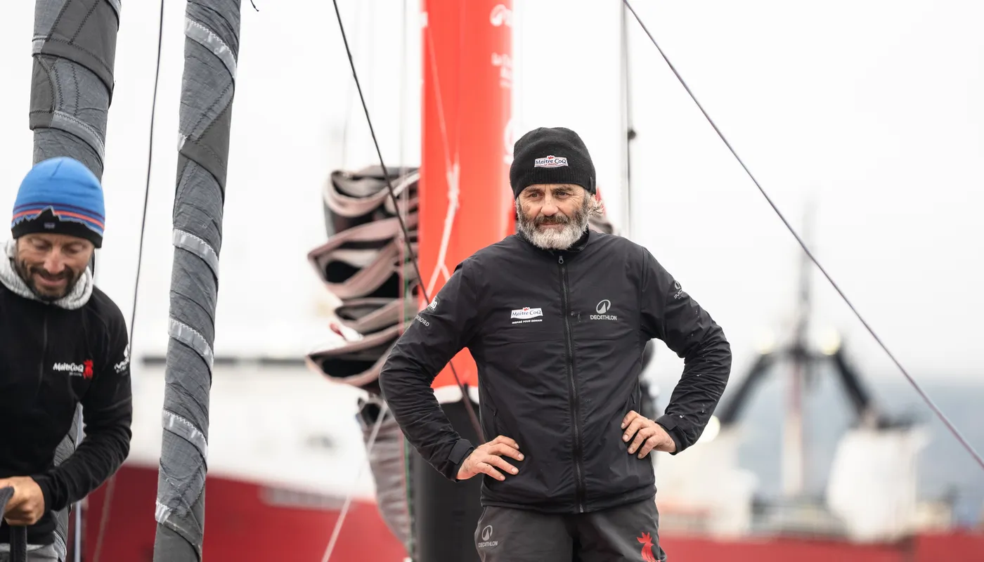 USHUAIA , 30 DÉCEMBRE 2024 : Photo du bateau Maître CoQ V skipper Yannick Bestaven (FRA) arrivant à Ushuaia, Argentine, après avoir abandonné la course à la voile du Vendée Globe pour un problème technique le 30 décembre 2024. (Photo par Vendee Globe)