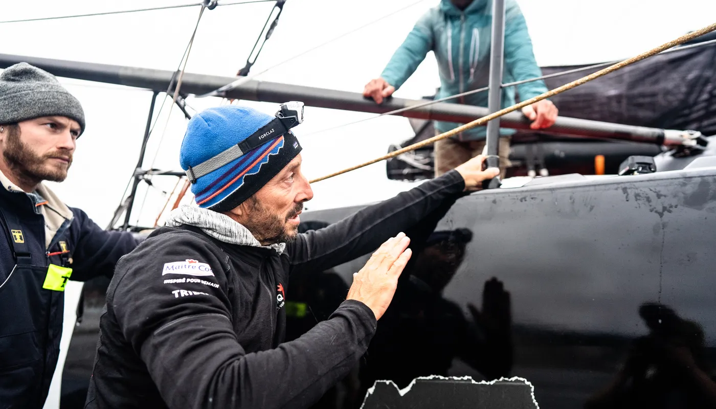 USHUAIA , 30 DÉCEMBRE 2024 : Photo du bateau Maître CoQ V skipper Yannick Bestaven (FRA) arrivant à Ushuaia, Argentine, après avoir abandonné la course à la voile du Vendée Globe pour un problème technique le 30 décembre 2024. (Photo par Vendee Globe)