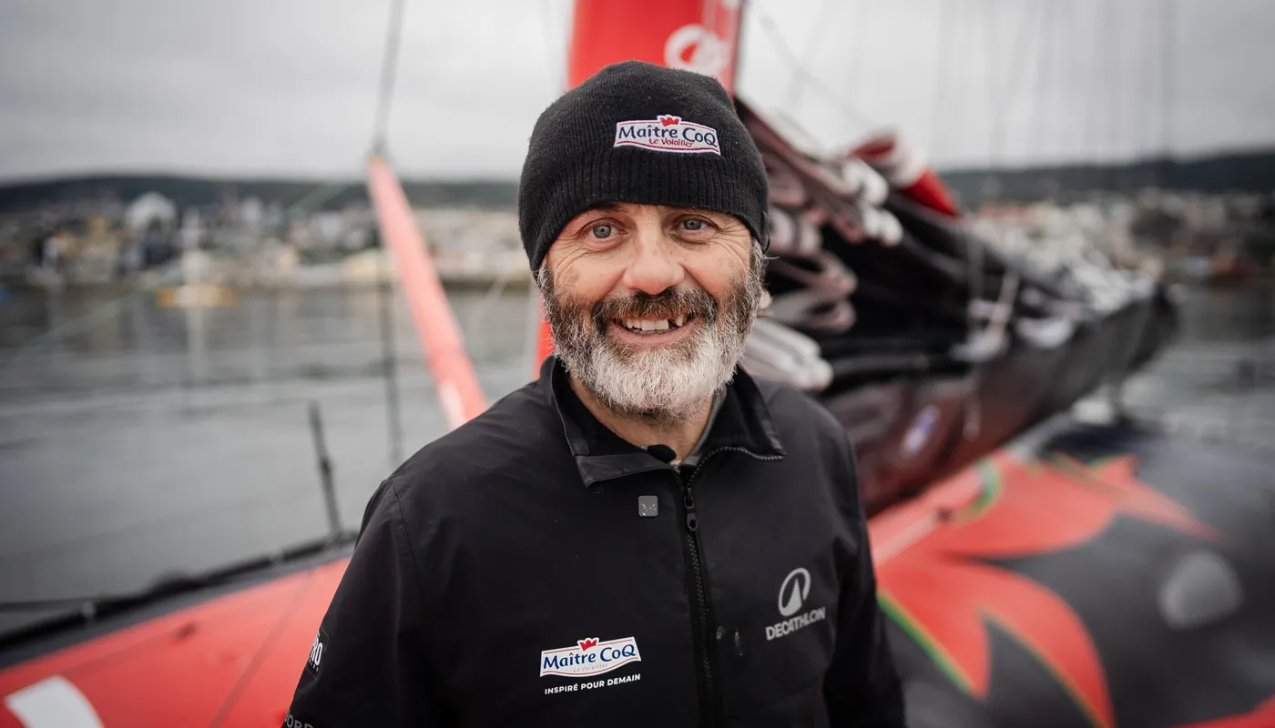 USHUAIA , 30 DÉCEMBRE 2024 : Photo du bateau Maître CoQ V skipper Yannick Bestaven (FRA) arrivant à Ushuaia, Argentine, après avoir abandonné la course à la voile du Vendée Globe pour un problème technique le 30 décembre 2024. (Photo par Vendee Globe)