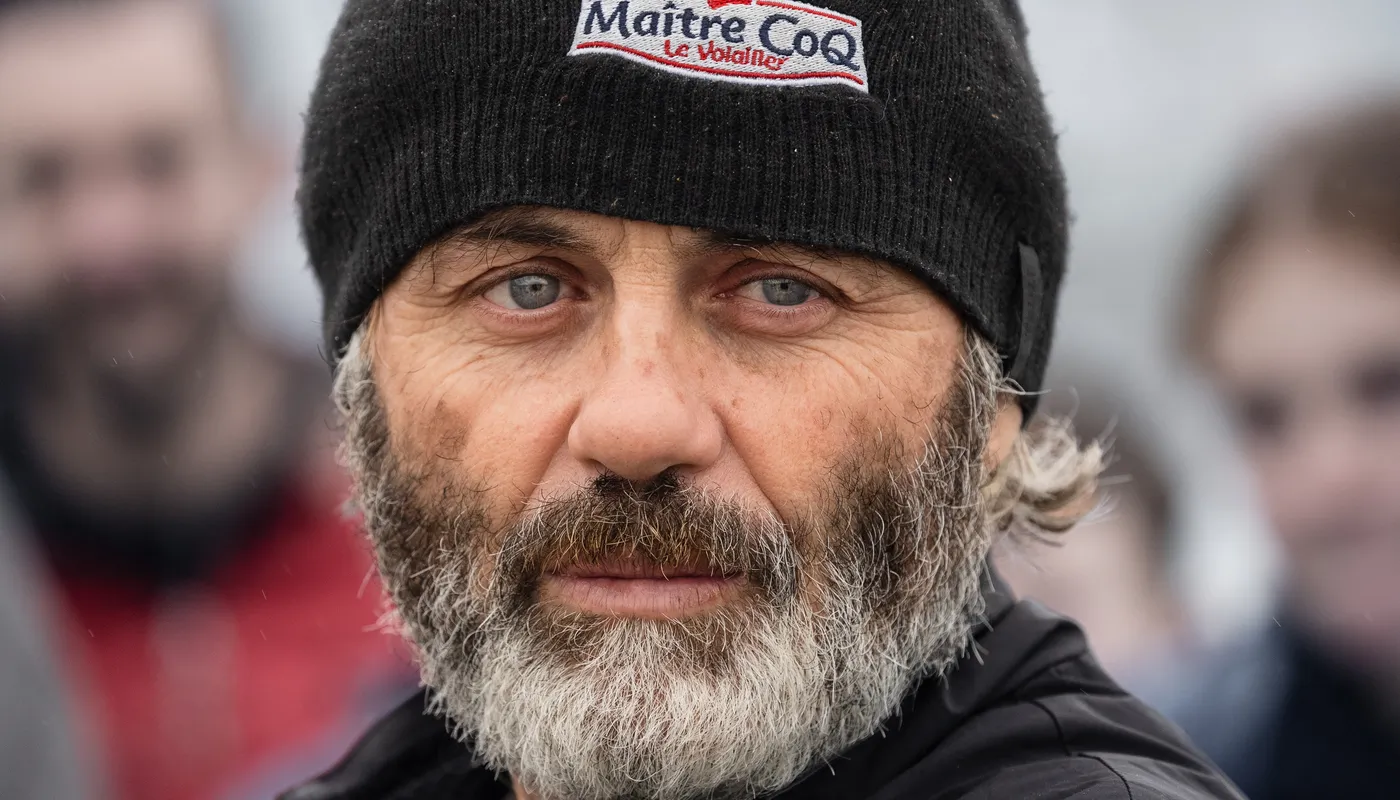 USHUAIA , 30 DÉCEMBRE 2024 : Photo du bateau Maître CoQ V skipper Yannick Bestaven (FRA) arrivant à Ushuaia, Argentine, après avoir abandonné la course à la voile du Vendée Globe pour un problème technique le 30 décembre 2024. (Photo par Vendee Globe)