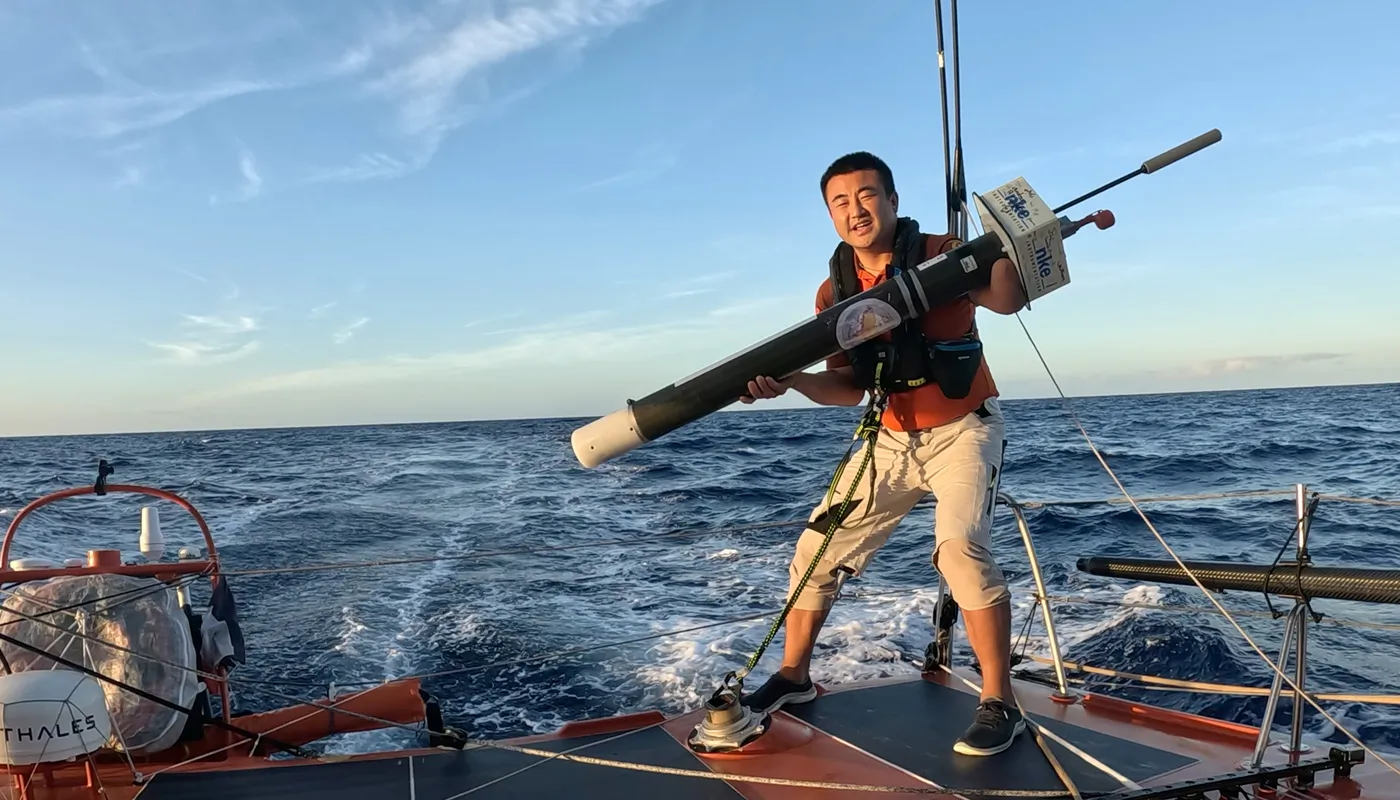 LE 29 NOVEMBRE 2024 : Photo envoyée depuis le bateau Singchain Team Haikou lors de la course à la voile du Vendée Globe le 29 novembre 2024. (Photo du skipper Jingkun Xu) Bouée NKE