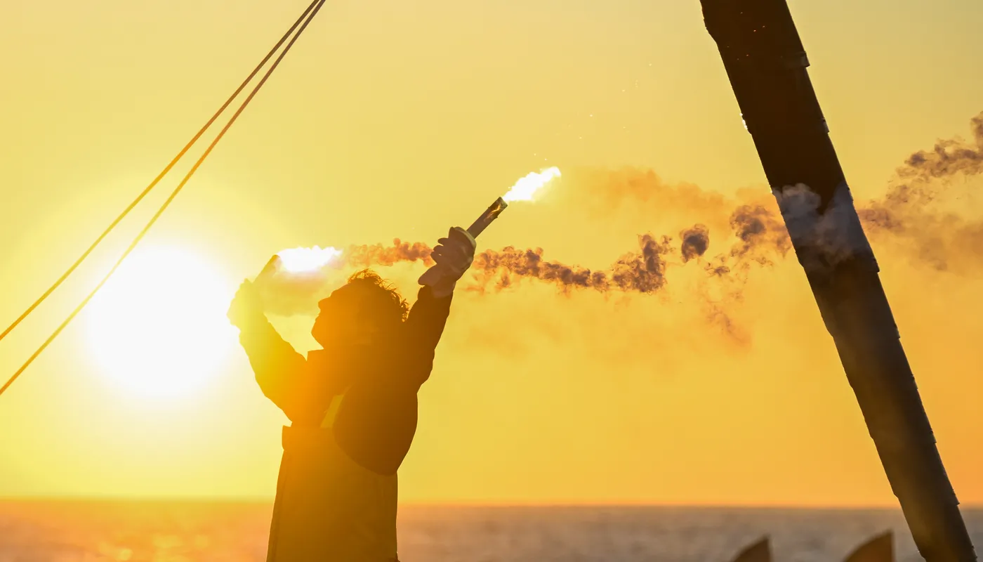 LES SABLES D'OLONNE, FRANCE - 14 JANVIER 2025 : Charlie Dalin (FRA), skipper de MACIF Santé Prévoyance, est photographié en train de fêter avec des fusées éclairantes sa victoire sur le Vendée Globe, le 14 janvier 2025 aux Sables d'Olonne, France - (Photo Jean-Louis Carli / Alea)