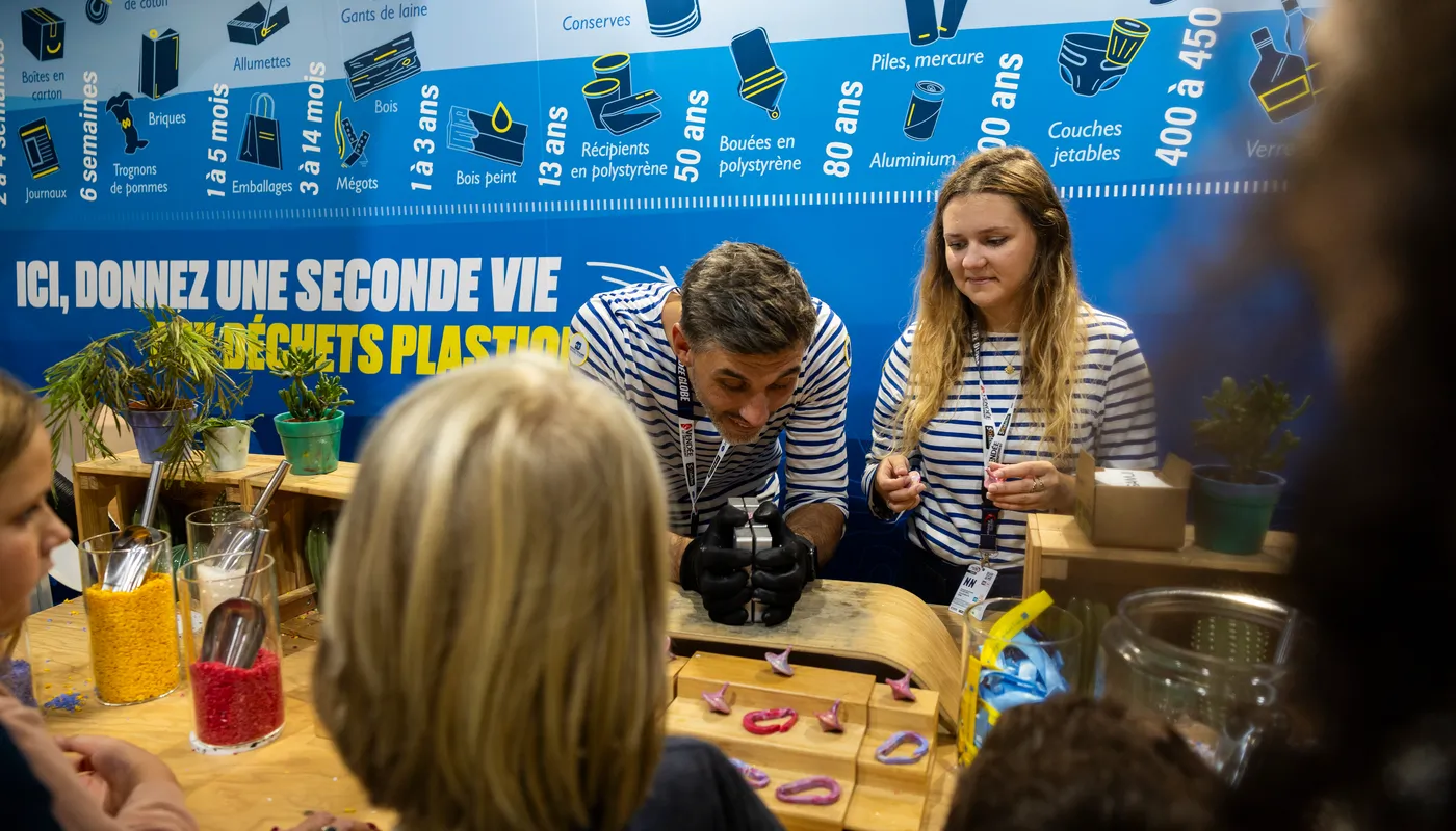 LES SABLES D'OLONNE, FRANCE - 21 OCTOBRE 2024 : Le public profite d'expériences et de jeux sur le stand Banque Populaire Grand Ouest, Crédit Maritime dans le village du Vendée Globe, le 21 octobre 2024 aux Sables d'Olonne, France - (Photo by Jean-Marie Liot / Alea)