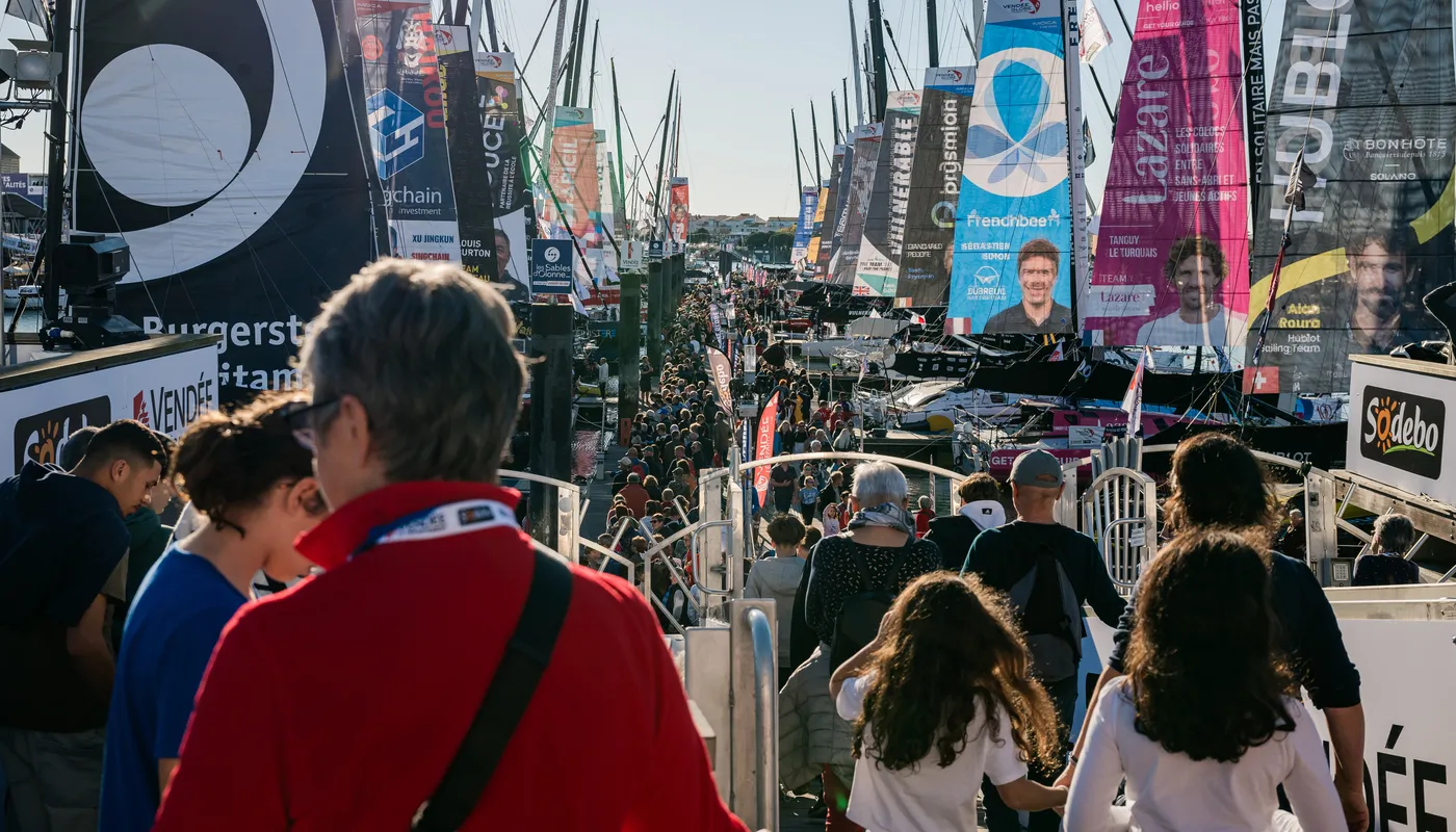 LES SABLES D'OLONNE, FRANCE - 23 OCTOBRE 2024 : Vue générale des spectateurs sur le ponton avant le départ du Vendée Globe, le 23 octobre 2024 aux Sables d'Olonne, France. (Photo Jean-Louis Carli / Alea)