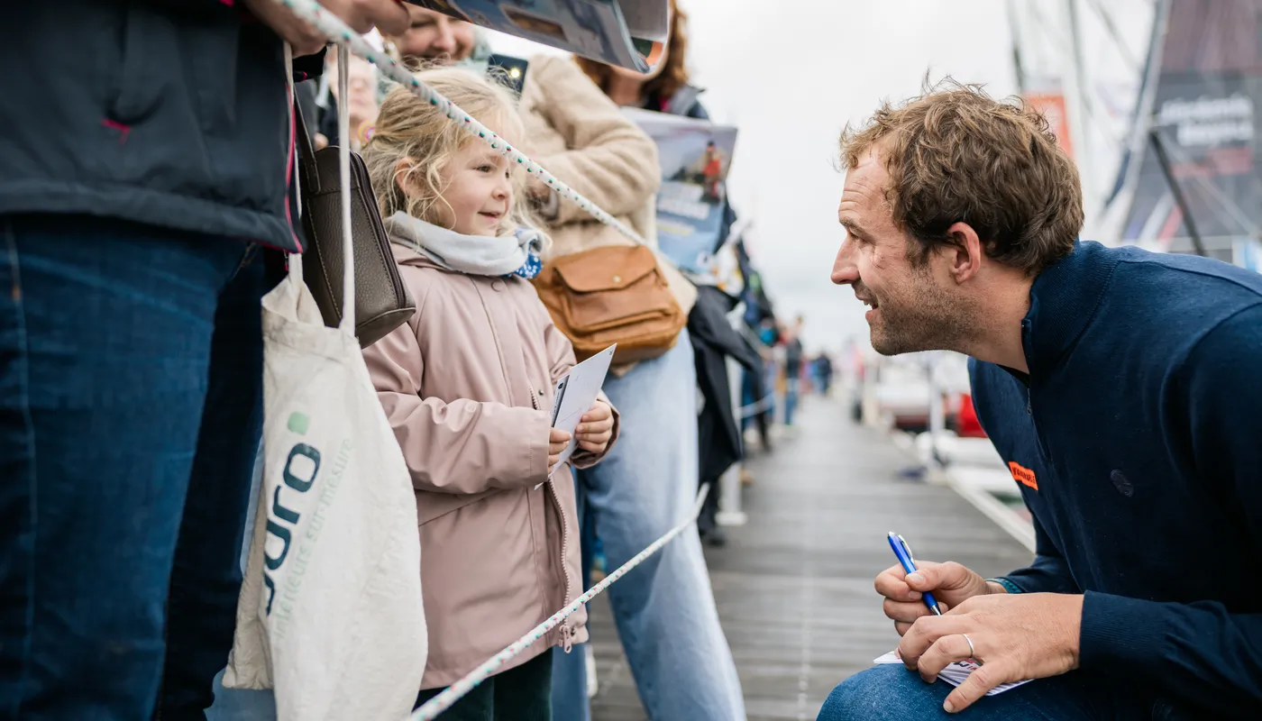 LES SABLES D'OLONNE, FRANCE - 25 OCTOBRE 2024 : Le skipper de VULNERABLE Sam Goodchild (GBR) signe des autographes lors du pré-départ du Vendée Globe, le 25 octobre 2024 aux Sables d'Olonne, France. (Photo by Jean-Louis Carli / Alea)