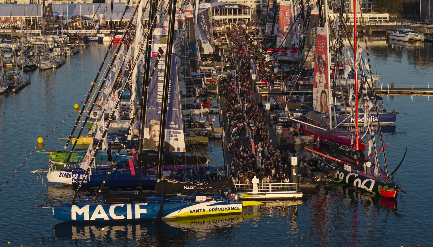 LES SABLES D'OLONNE, FRANCE - 22 OCTOBRE 2024 : Les pontons et les bateaux sont photographiés d'en haut avec la foule pendant le pré-départ du Vendée Globe, le 22 octobre 2024 aux Sables d'Olonne, France - (Photo by Lloyd images / Alea)