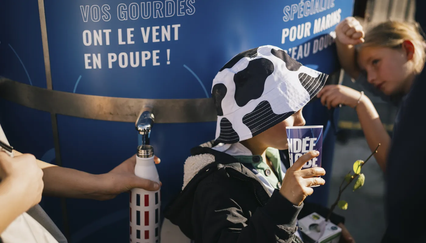 LES SABLES D'OLONNE, FRANCE - 1ER NOVEMBRE 2024 : Des fontaines d'eau pure sont photographiées dans le village lors du pré-départ du Vendée Globe, le 1er novembre 2024 aux Sables d'Olonne, France. (Photo par Vincent Curutchet / Alea)