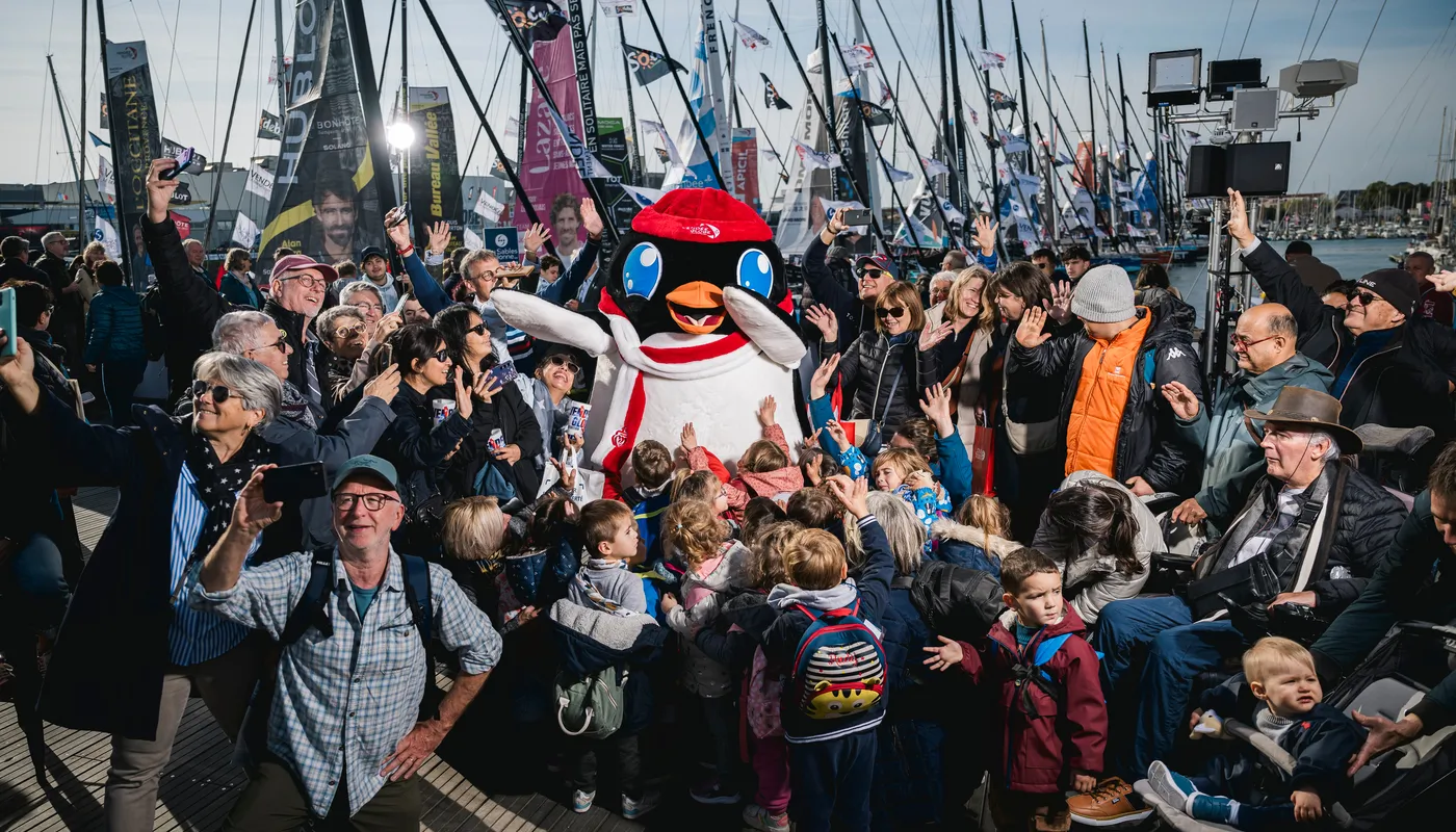 LES SABLES D'OLONNE, FRANCE - 8 NOVEMBRE 2024 : La mascotte Adélie pose avec la foule sur les pontons, dans une série spécifique de portraits réalisés lors du pré-départ du Vendée Globe, le 8 novembre 2024 aux Sables d'Olonne, France - (Photo by Jean-Louis Carli - Vincent Curutchet / Alea).
