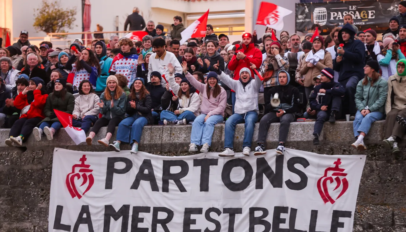 LES SABLES D'OLONNE, FRANCE - 10 NOVEMBRE 2024 : Des fans sont photographiés dans le chenal avant le départ du Vendée Globe, le 10 novembre 2024 aux Sables d'Olonne, France - (Photo by Mark Lloyd / Alea)