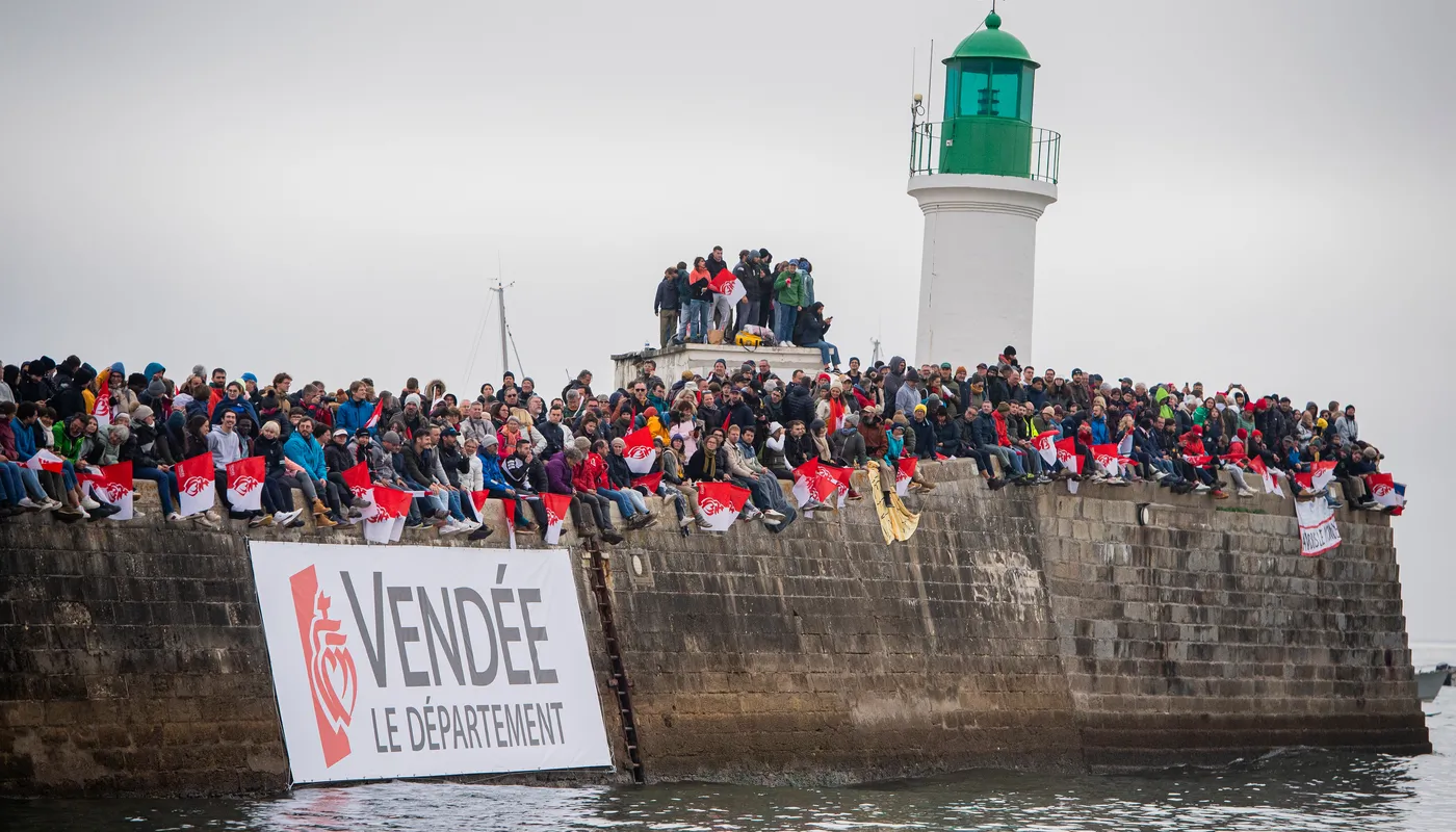 LES SABLES D'OLONNE, FRANCE - 10 NOVEMBRE 2024 : La foule est photographiée dans le chenal avant le départ du Vendée Globe, le 10 novembre 2024 aux Sables d'Olonne, France - (Photo by Bernard Le Bars / Alea)