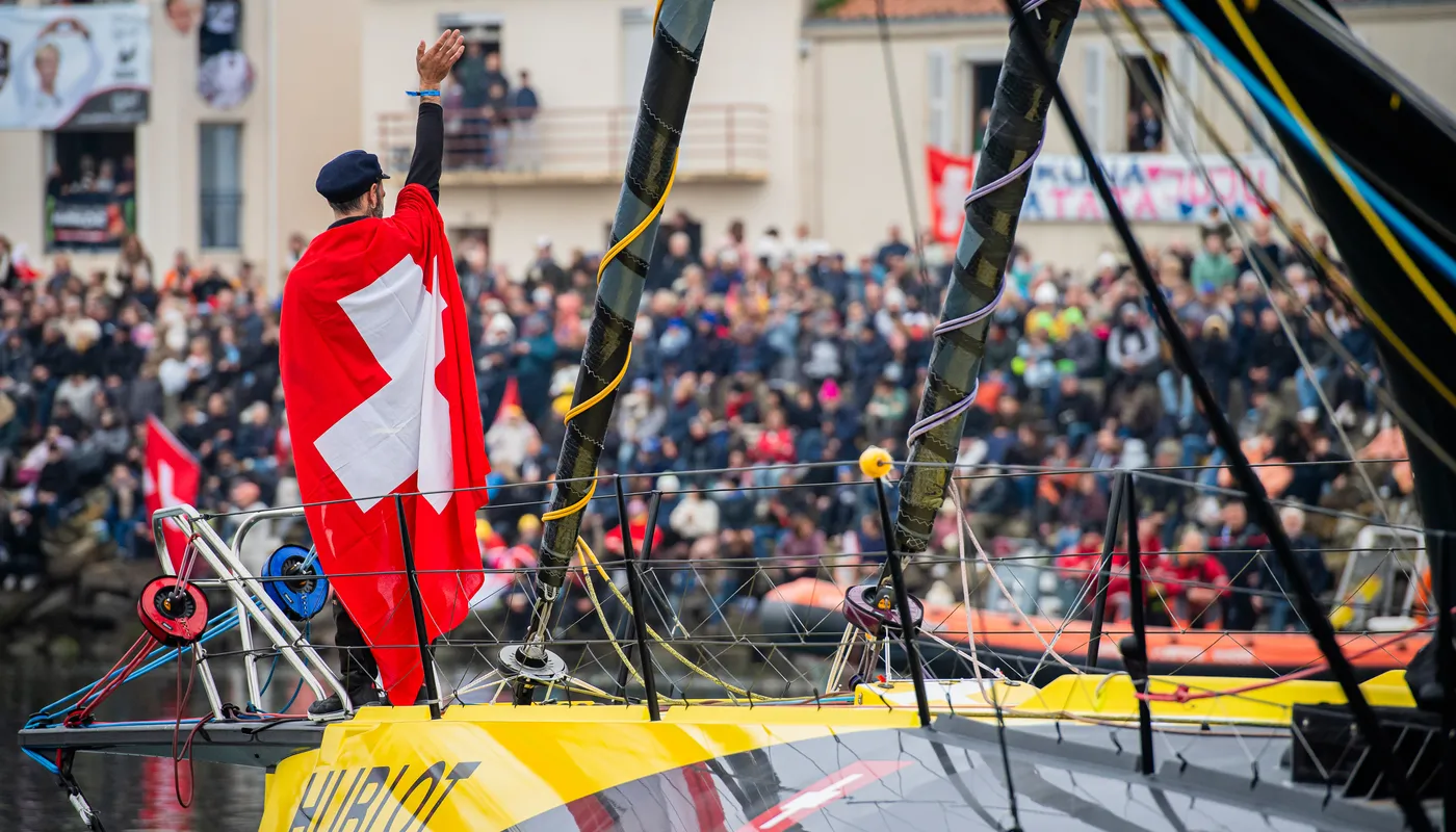LES SABLES D'OLONNE, FRANCE - 10 NOVEMBRE 2024 : Alan Roura (SUI), skipper de Hublot, est photographié dans le chenal avant le départ du Vendée Globe, le 10 novembre 2024 aux Sables d'Olonne, France - (Photo by Bernard Le Bars / Alea)