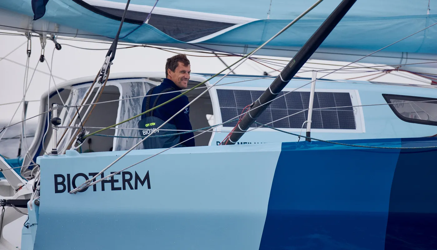 LES SABLES D'OLONNE, FRANCE - 10 NOVEMBRE 2024 : Paul Meilhat (FRA), skipper de Biotherm, est photographié lors du départ du Vendée Globe, le 10 novembre 2024 aux Sables d'Olonne, France - (Photo by Anne Beaugé / Alea)