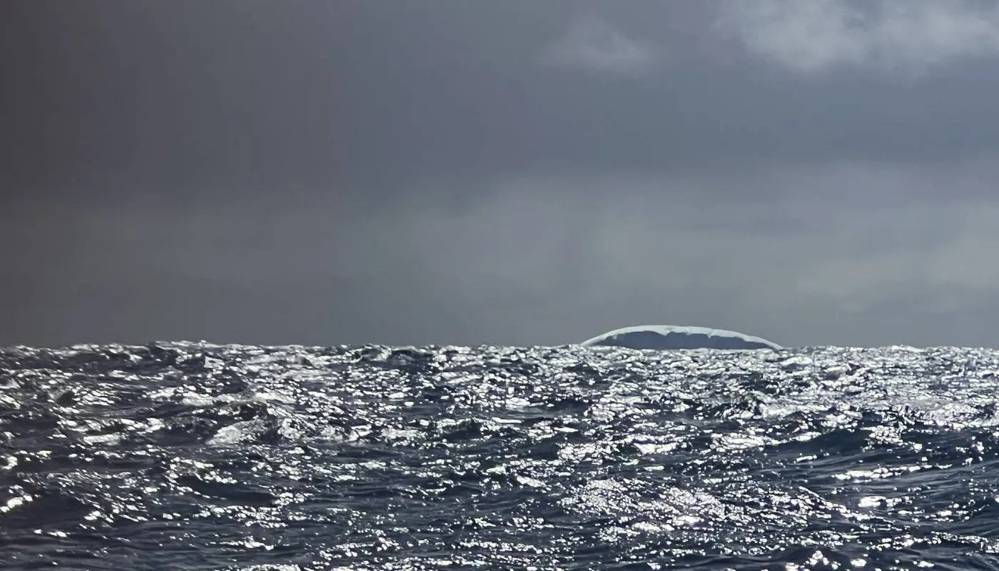 COURSE, 01 JANVIER 2024 : Photo envoyée depuis le bateau FOUSSIER lors de la course à la voile du Vendée Globe le 01 janvier 2024. (Photo du skipper Sébastien Marsset) iceberg