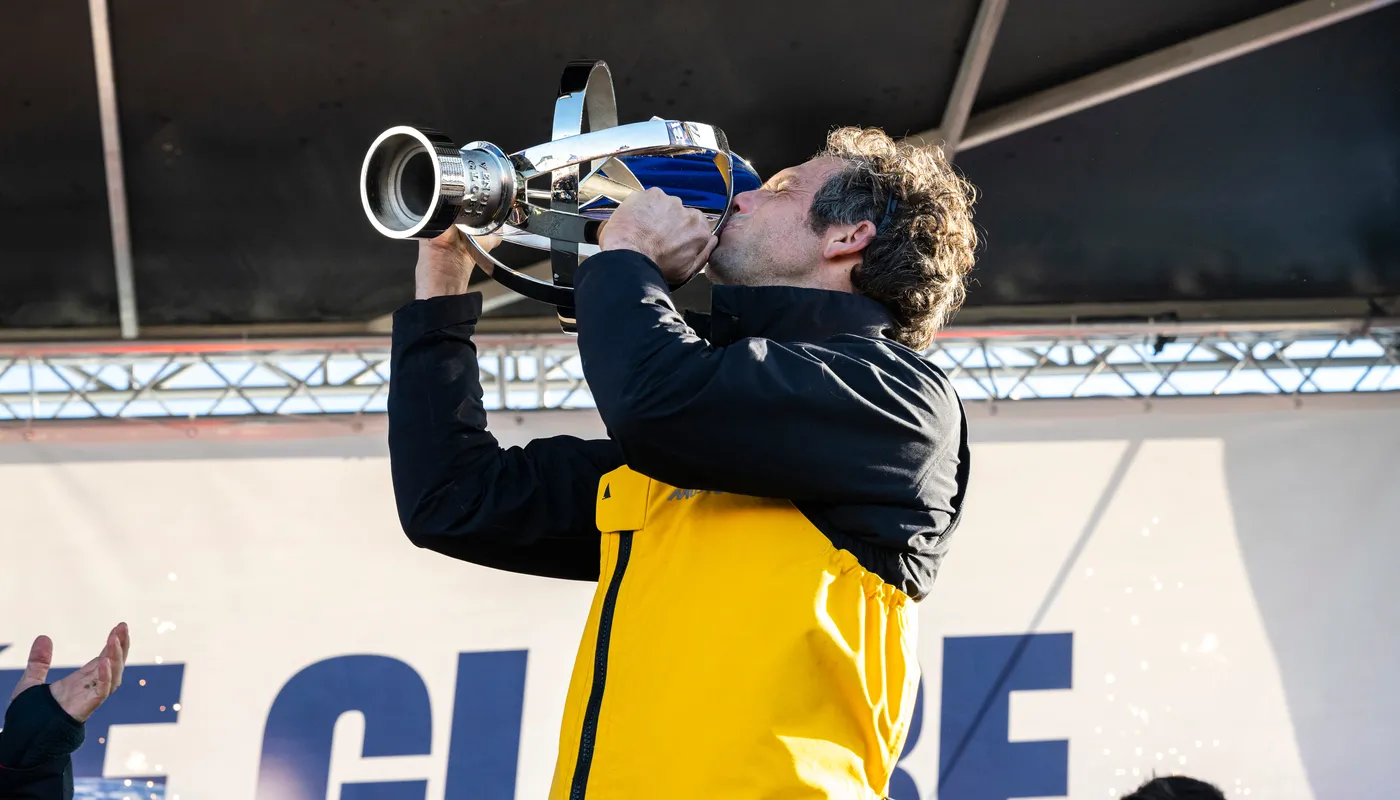 LES SABLES D'OLONNE, FRANCE - 14 JANVIER 2025 : Charlie Dalin (FRA), skipper de MACIF Santé Prévoyance, reçoit le trophée des mains d'Alain Leboeuf (Président SAEM Vendée) après avoir remporté le Vendée Globe, le 14 janvier 2025 aux Sables d'Olonne, France - (Photo by Olivier Blanchet / Alea)