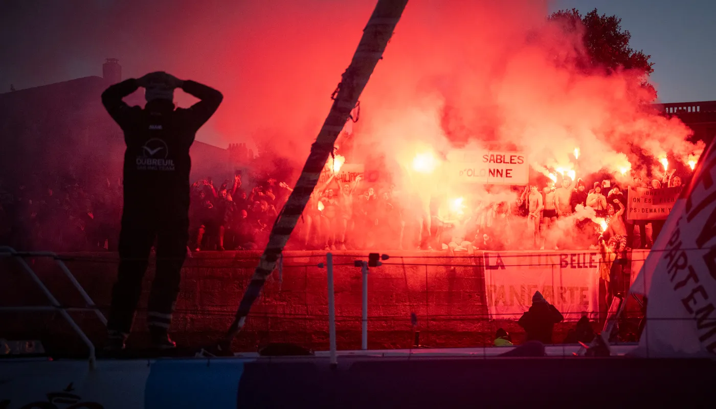 LES SABLES D'OLONNE, FRANCE - 17 JANVIER 2025 : Sébastien Simon (FRA), skipper de Groupe Dubreuil, est photographié en train de faire la fête dans le chenal après avoir pris la 3e place du Vendée Globe, le 17 janvier 2025 aux Sables d'Olonne, France - (Photo by Vincent Curutchet / Alea)