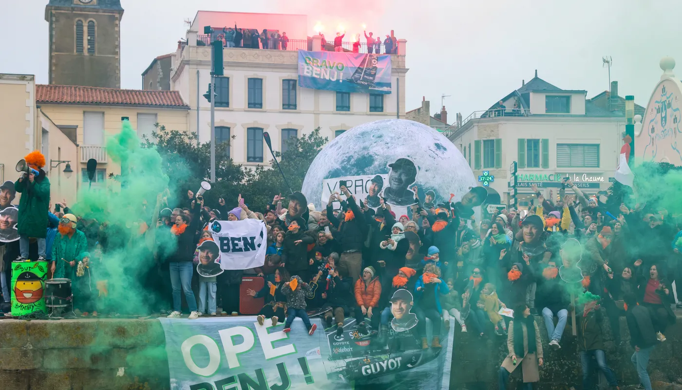 LES SABLES D'OLONNE, FRANCE - 31 JANVIER 2025 : GUYOT Environnement - Le skipper de Water Family Benjamin Dutreux (FRA) fait la fête dans le chenal après avoir pris la 10ème place du Vendée Globe, le 31 janvier 2025 aux Sables d'Olonne, France - (Photo by Lloyd Images / Alea)