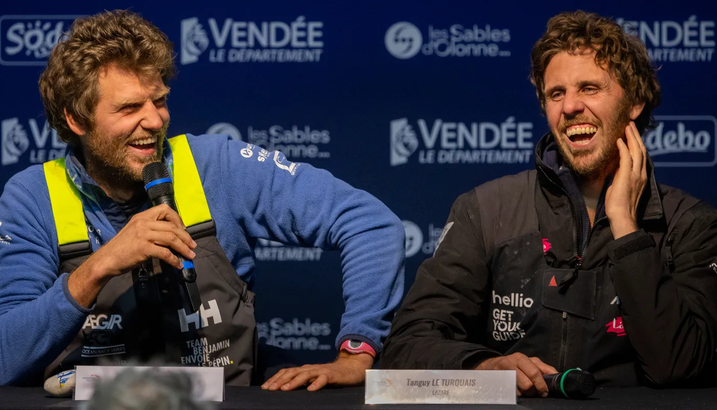 LES SABLES D'OLONNE, FRANCE - 03 FEVRIER 2025 : Monnoyeur - DUO for a JOB le skipper Benjamin Ferré (FRA) est photographié avec le skipper de Lazare Tanguy Le Turquais (FRA) lors de sa conférence de presse après avoir pris la 16ème place du Vendée Globe, le 03 février 2025 aux Sables d'Olonne, France - (Photo by Jean-Marie Liot / Alea)