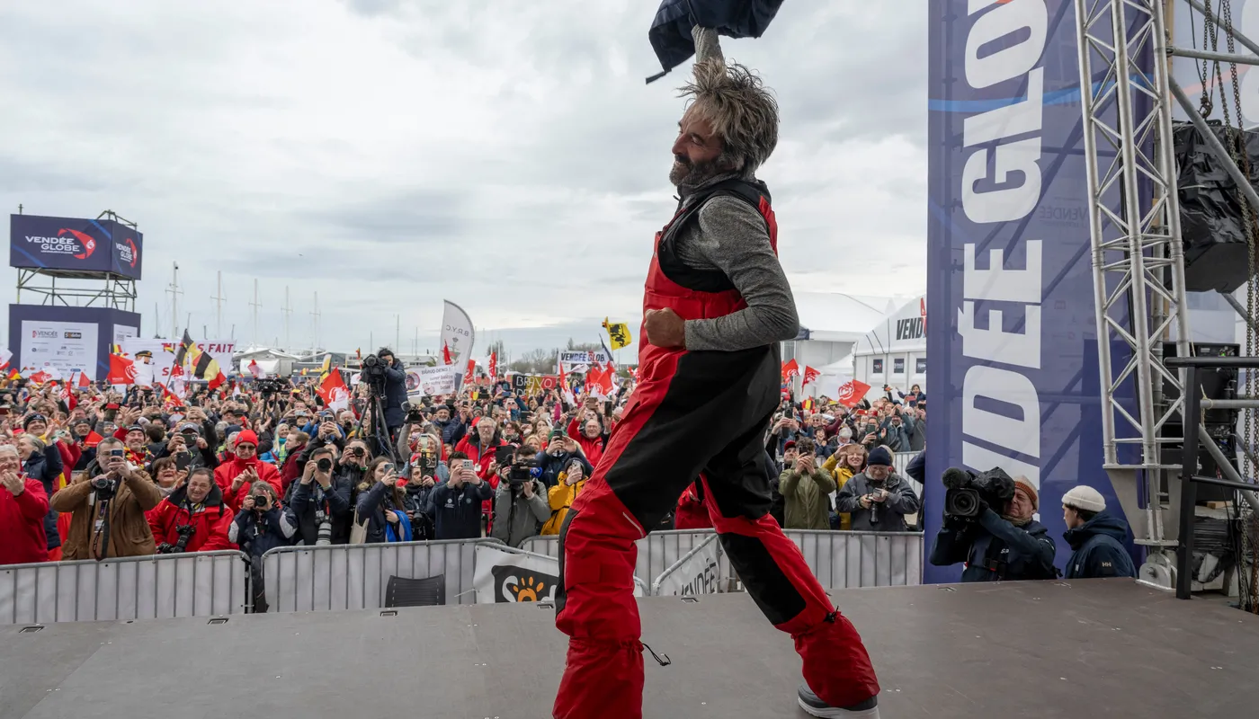 LES SABLES D'OLONNE, FRANCE - 08 MARS 2025 : Le skipper de D'Ieteren Group Denis Van Weynbergh (BEL) est photographié sur scène après avoir pris la dernière place du Vendée Globe, 1 jour après que la ligne d'arrivée ait été fermée sportivement, et donc non classée, le 08 mars 2025 aux Sables d'Olonne, France - (Photo by Olivier Blanchet / Alea)