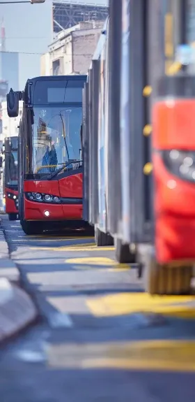 Trois bus de ville stationnés les uns derière les autres