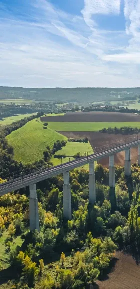 Un pont surélevé sur lequel se trouvent des rails